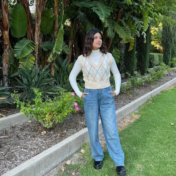 Argyle Sweater Vest V-Neck Soft Cozy Knitted Cream/Beige Soft - Picture 4 of 7